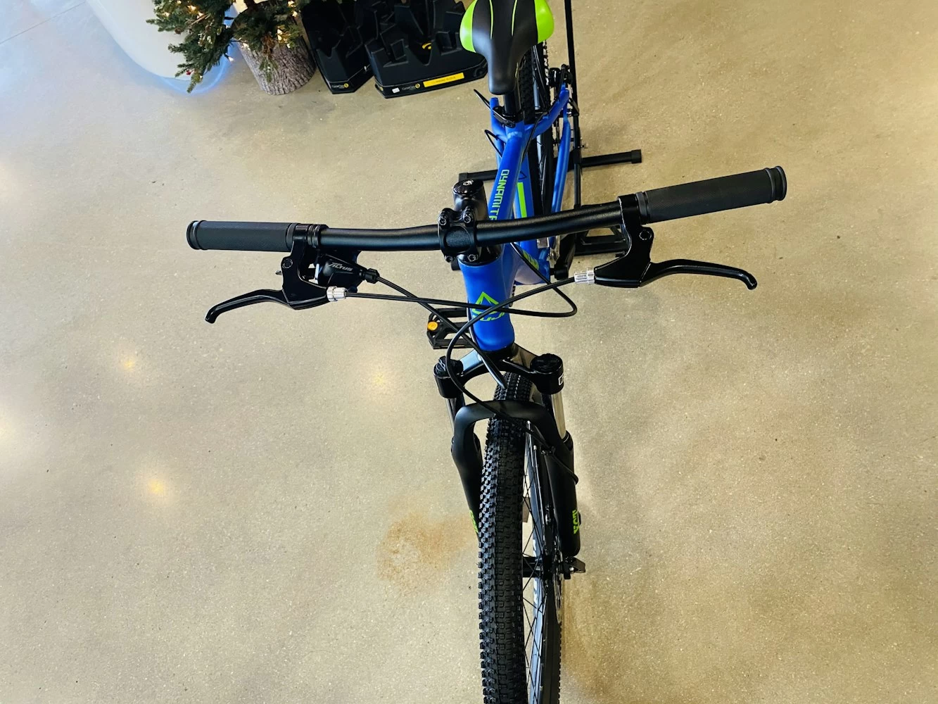 Fuji Dynamite 24 Pro Disc Kids Mountain Bike - Satin Royal Blue 2021 5 Fuji Dynamite 24 Pro Disc Kids Mountain Bike - Satin Royal Blue 2021 - Image 3