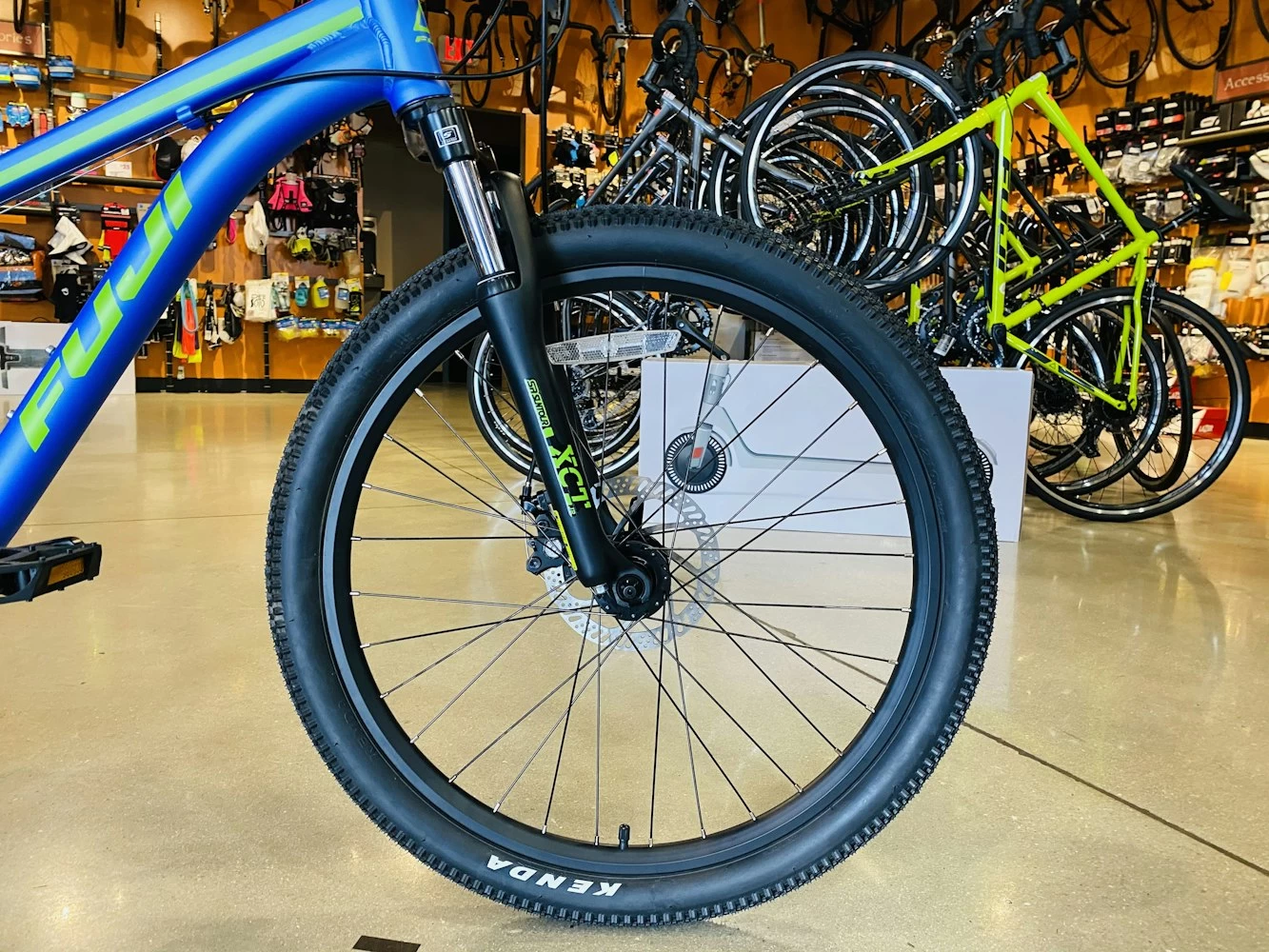 Fuji Dynamite 24 Pro Disc Kids Mountain Bike - Satin Royal Blue 2021 12 Fuji Dynamite 24 Pro Disc Kids Mountain Bike - Satin Royal Blue 2021 - Image 10