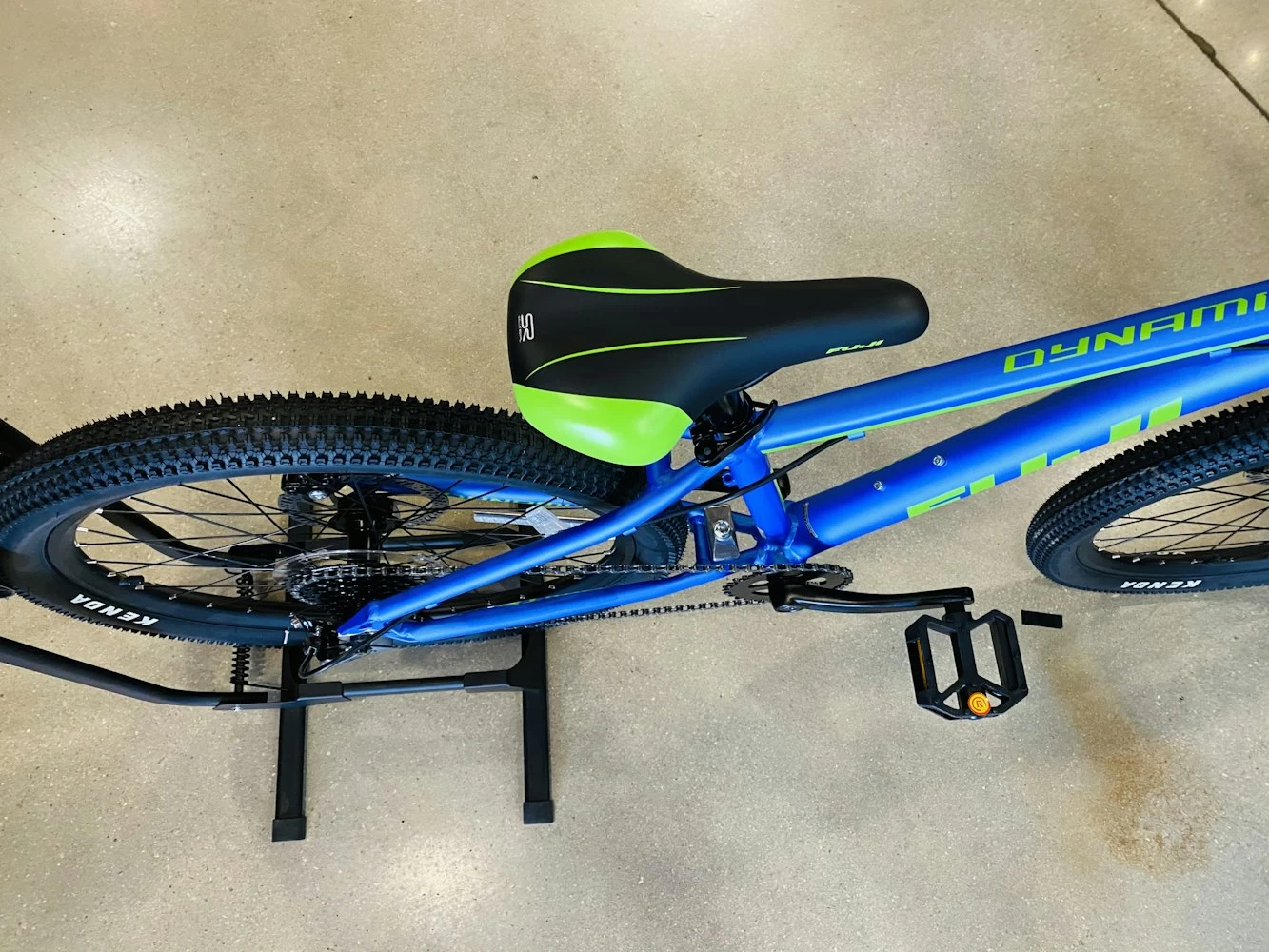 Fuji Dynamite 24 Pro Disc Kids Mountain Bike - Satin Royal Blue 2021 13 Fuji Dynamite 24 Pro Disc Kids Mountain Bike - Satin Royal Blue 2021 - Image 11