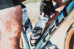 Dawn To Dusk Sideburn 6 Water Bottle Cage For Gravel And Mountain Bikes (Right) -Cycling Gear Shop lYD 7suy hOVcPt7WZS0BWkhY